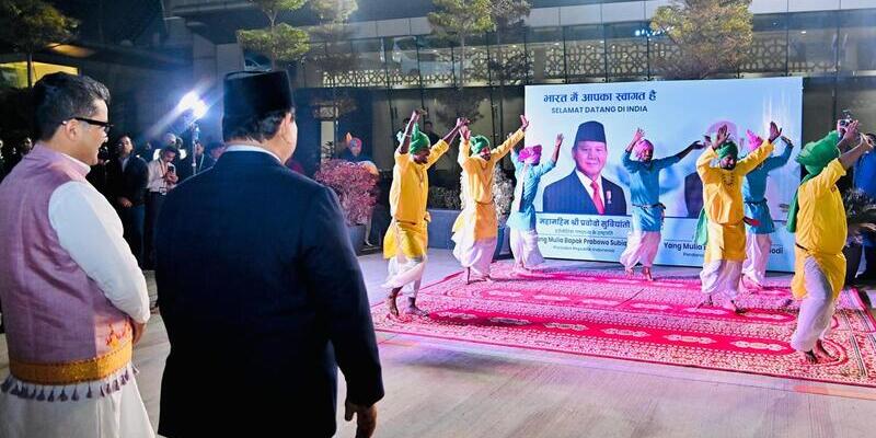 Tiba di India, Presiden Prabowo Disambut Tarian Tradisional yang Penuh Energik